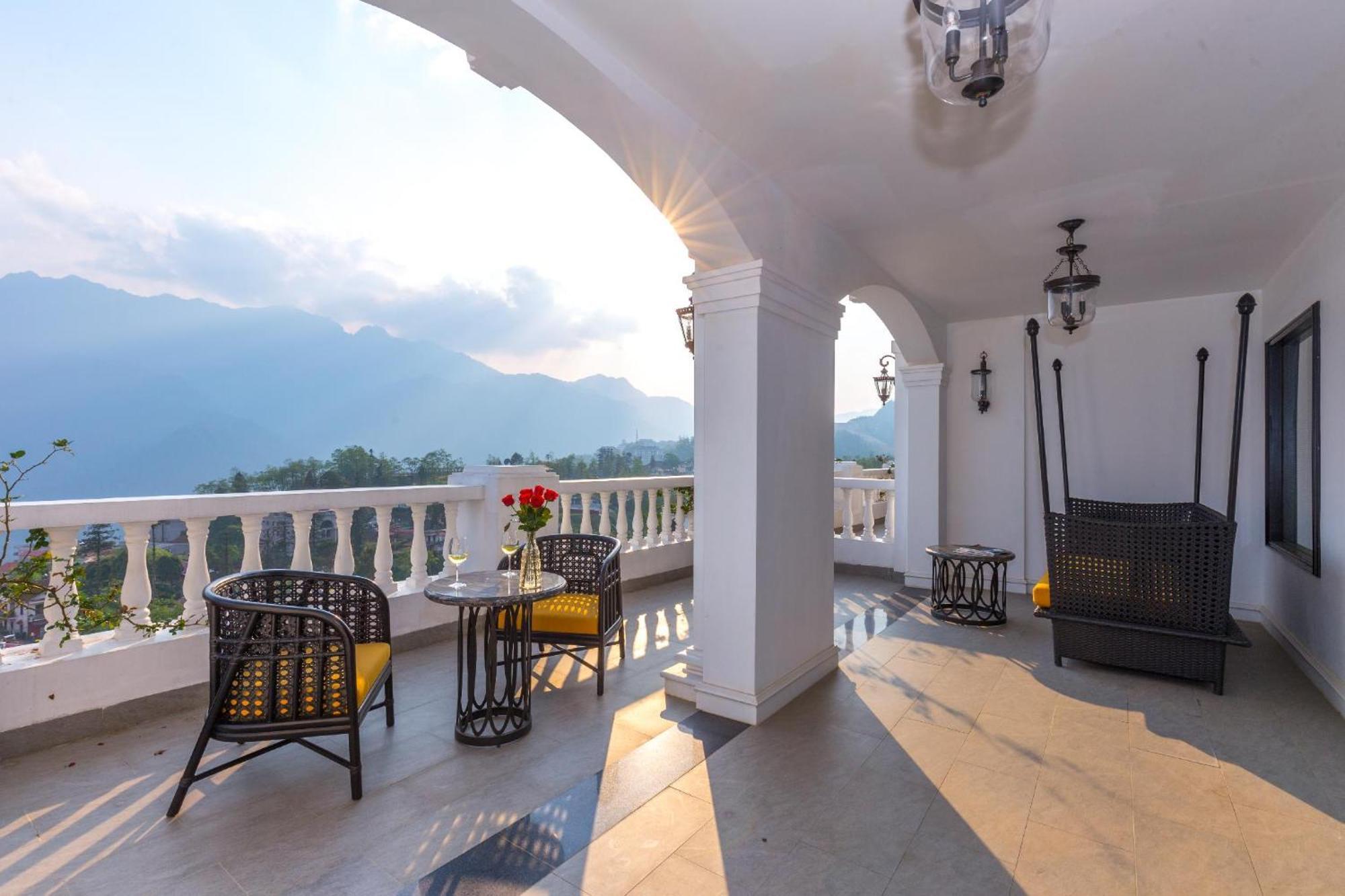 Silk Path Grand Sapa Resort & Spa Exteriör bild The verandah of the hotel