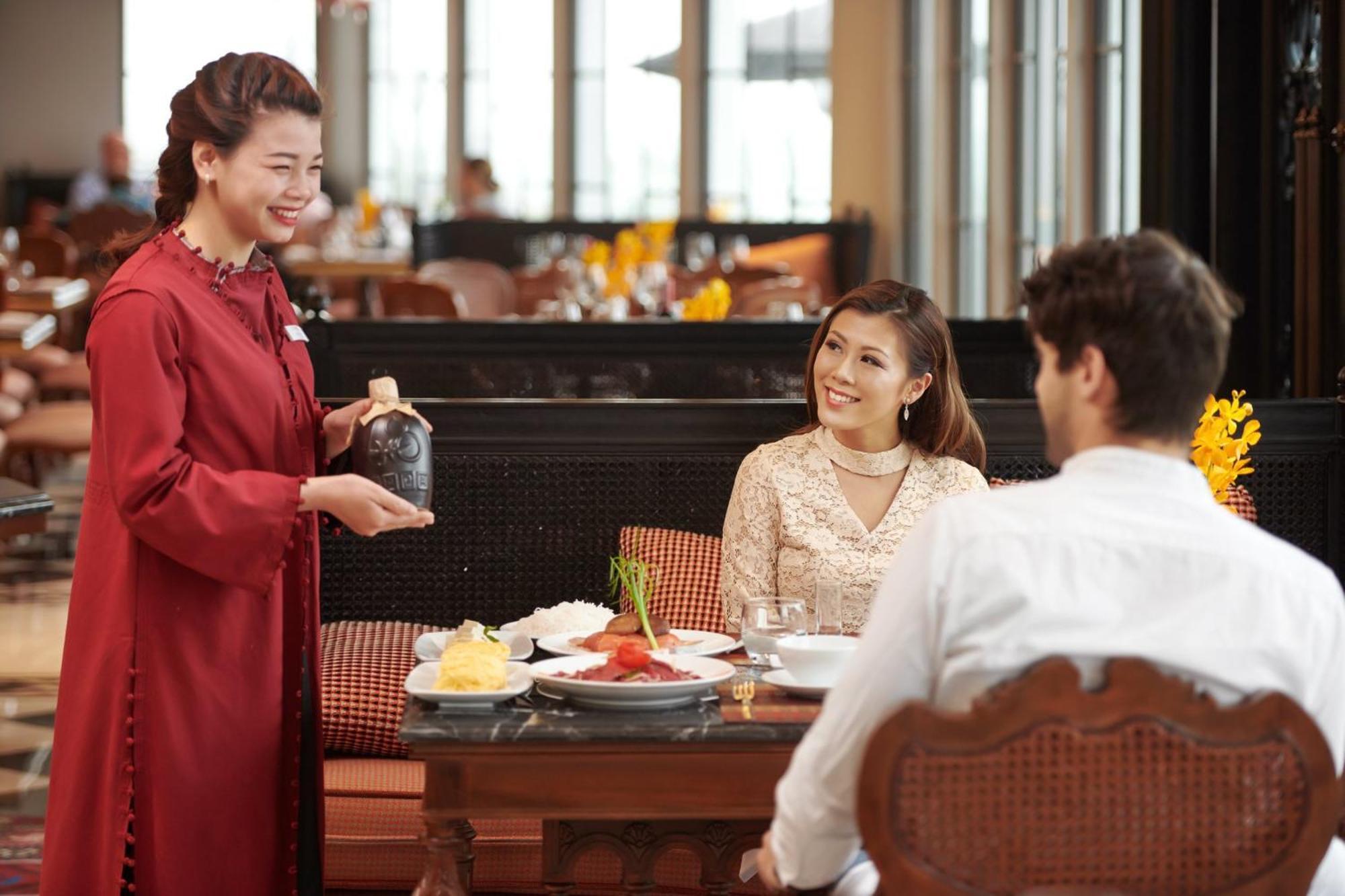 Silk Path Grand Sapa Resort & Spa Exteriör bild A Thai waitress serving customers