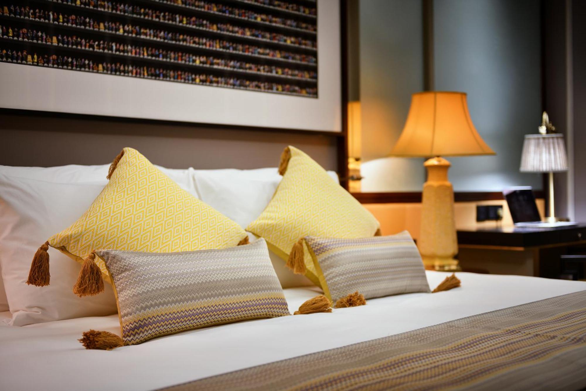Silk Path Grand Sapa Resort & Spa Exteriör bild A bed with cushions
