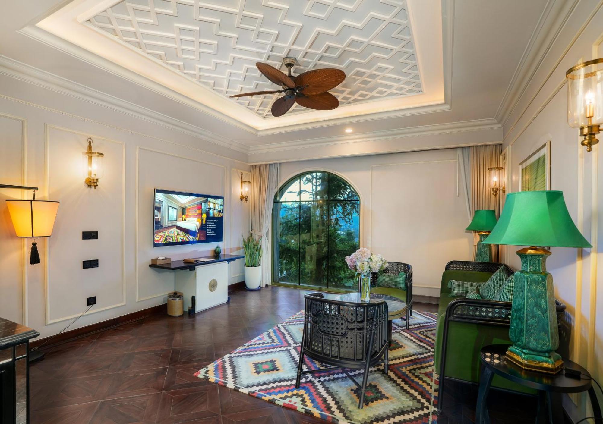 Silk Path Grand Sapa Resort & Spa Exteriör bild A living room at the hotel