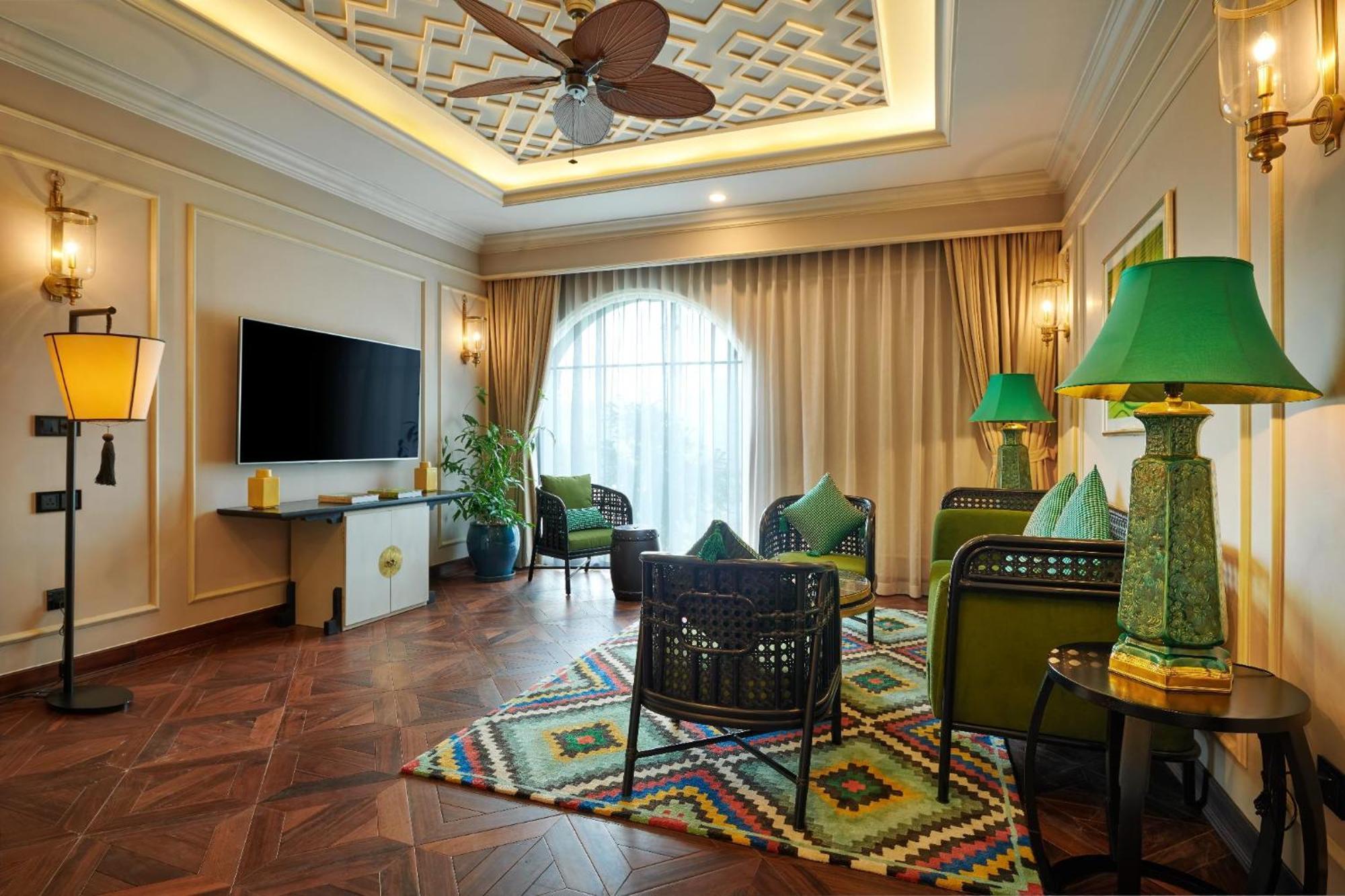 Silk Path Grand Sapa Resort & Spa Exteriör bild A living room at the hotel