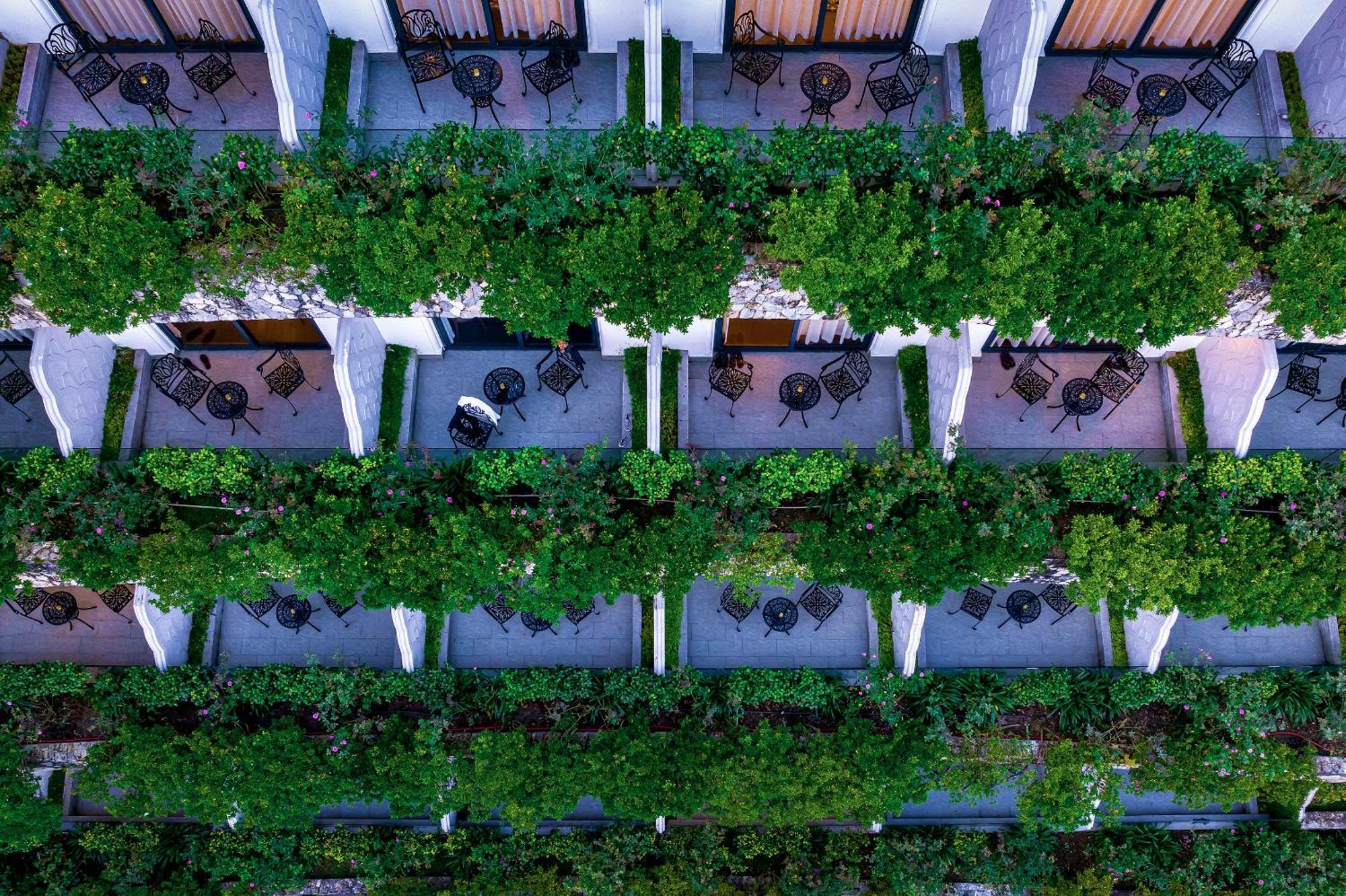 Silk Path Grand Sapa Resort & Spa Exteriör bild The hotel's courtyard