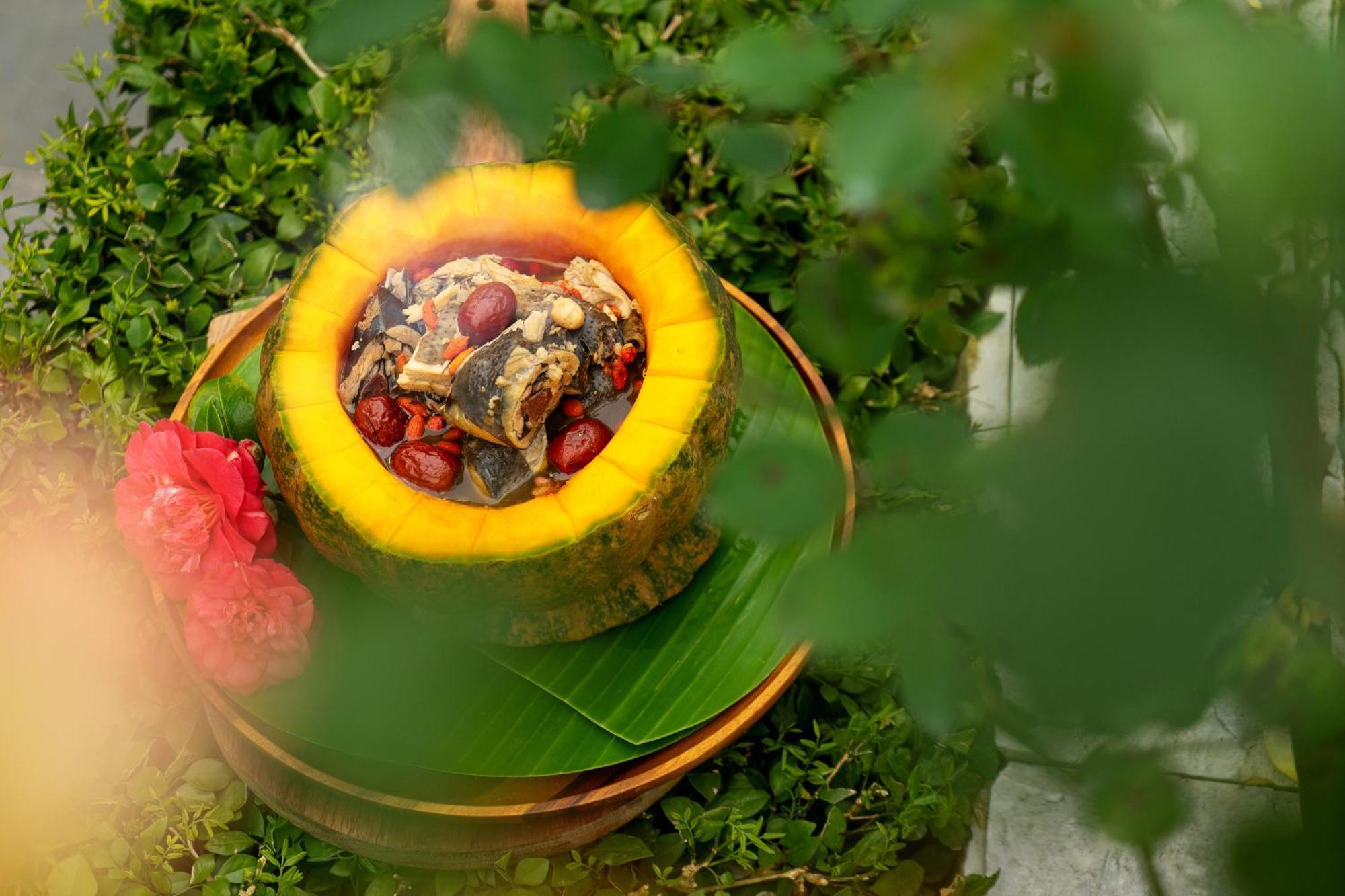 Silk Path Grand Sapa Resort & Spa Exteriör bild A pineapple salad