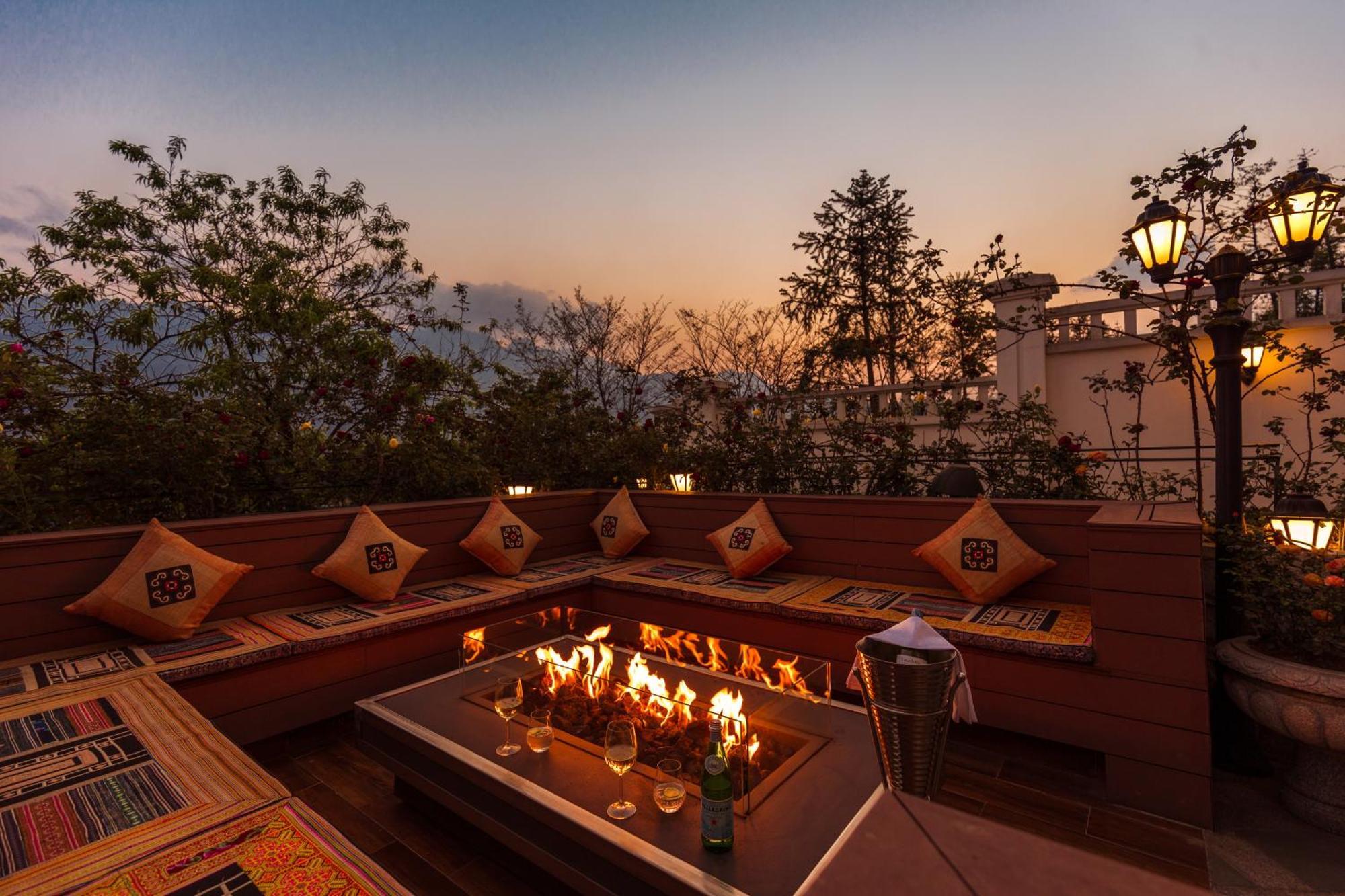 Silk Path Grand Sapa Resort & Spa Exteriör bild The Terrace at The Oberoi, Mumbai