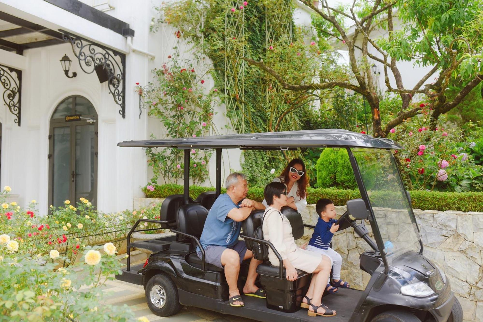 Silk Path Grand Sapa Resort & Spa Exteriör bild Club Car Villager