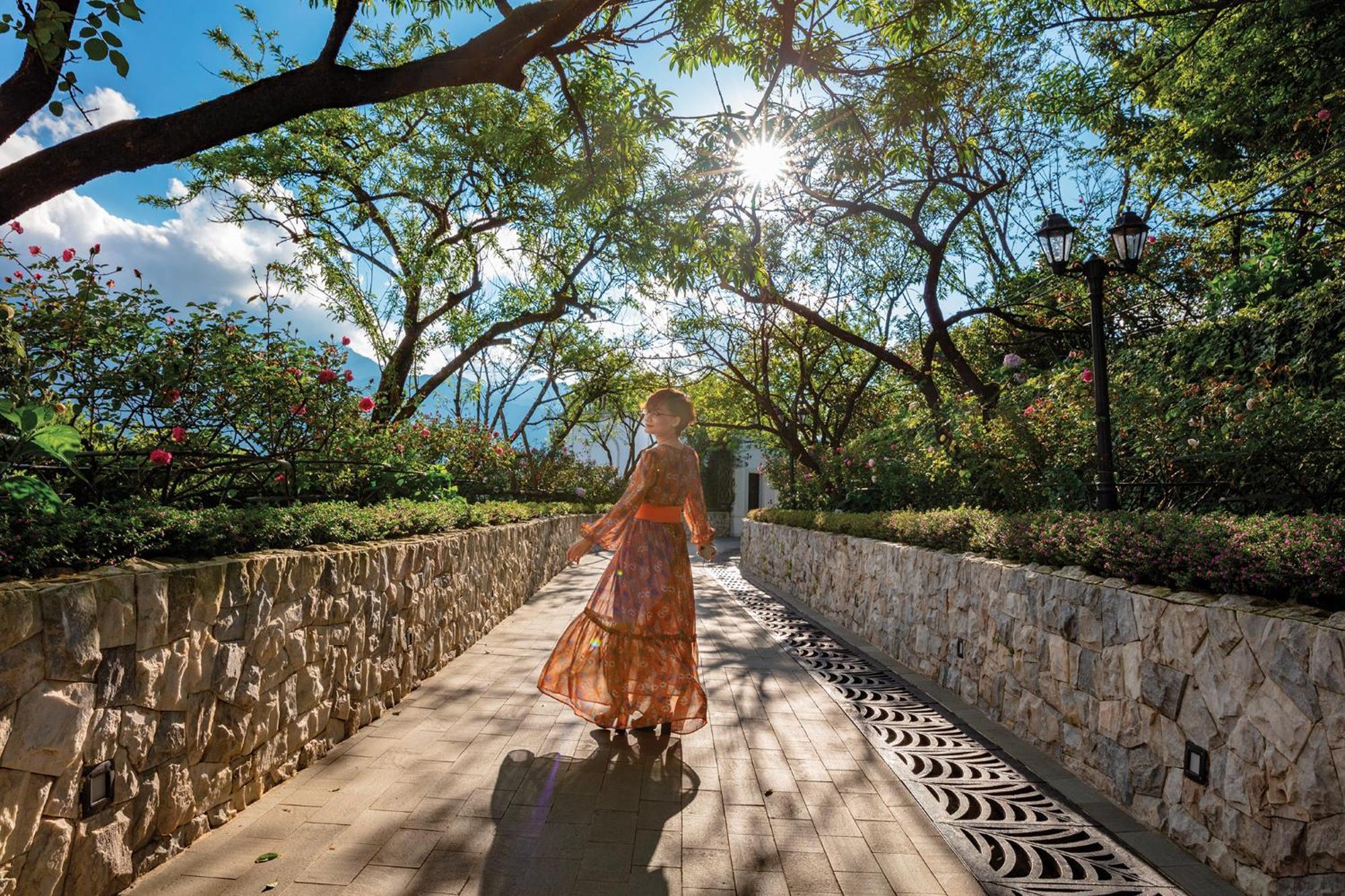 Silk Path Grand Sapa Resort & Spa Exteriör bild A woman walking in the park