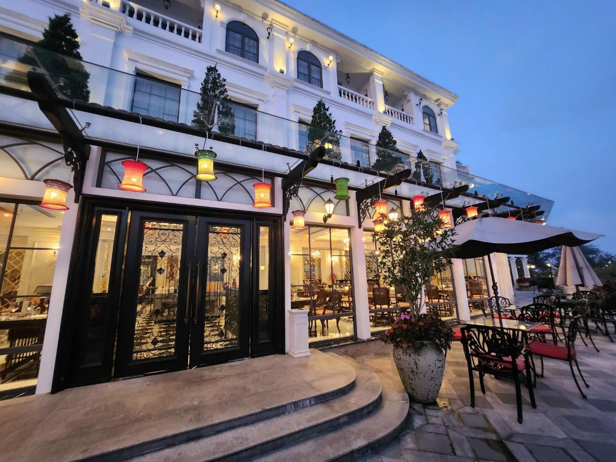 Silk Path Grand Sapa Resort & Spa Exteriör bild The restaurant at the hotel