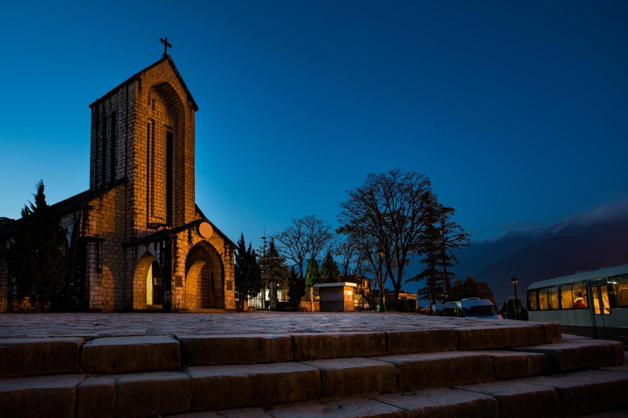 Silk Path Grand Sapa Resort & Spa Exteriör bild The church in Montferrat