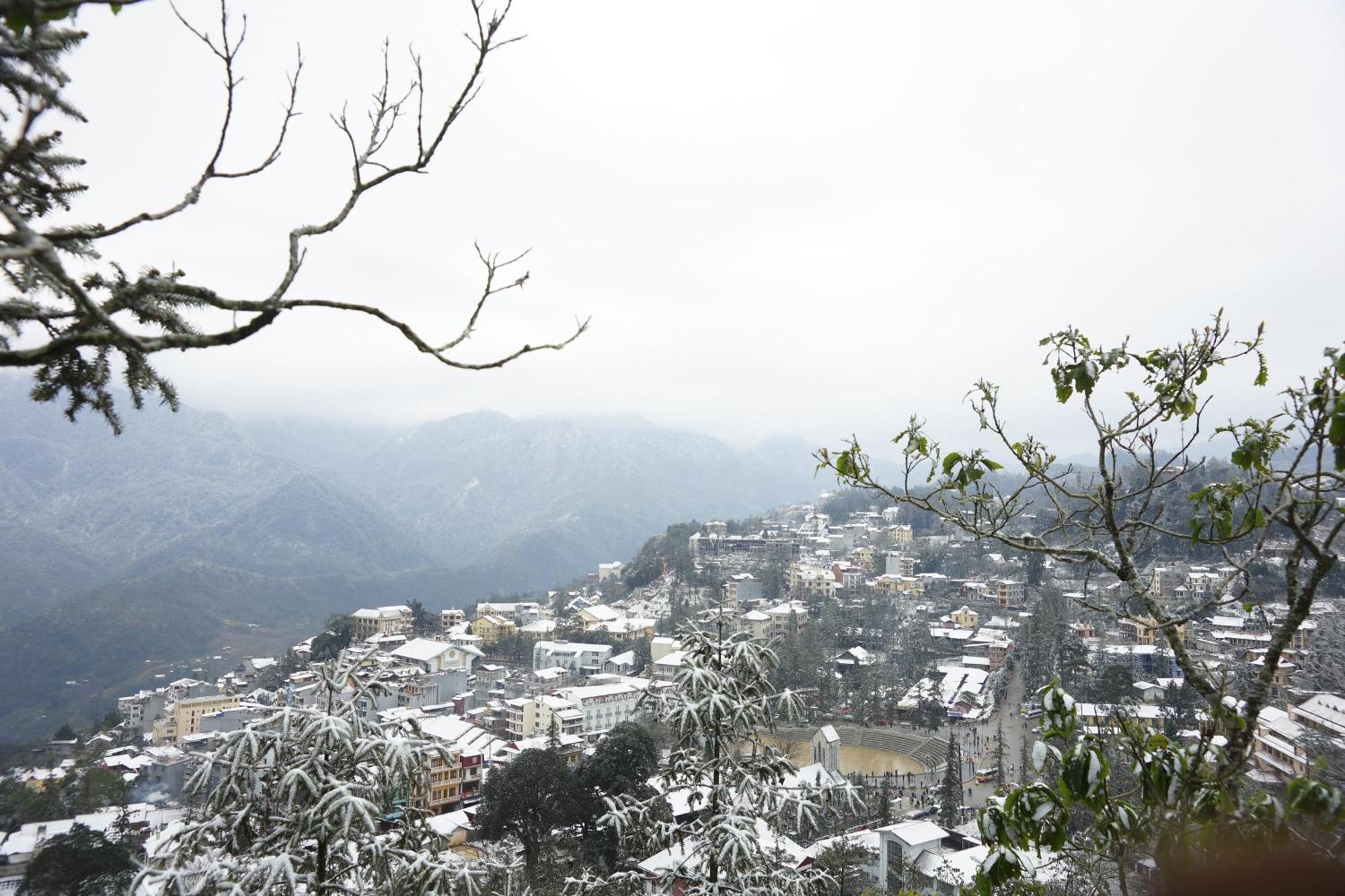 Silk Path Grand Sapa Resort & Spa Exteriör bild View of theog town