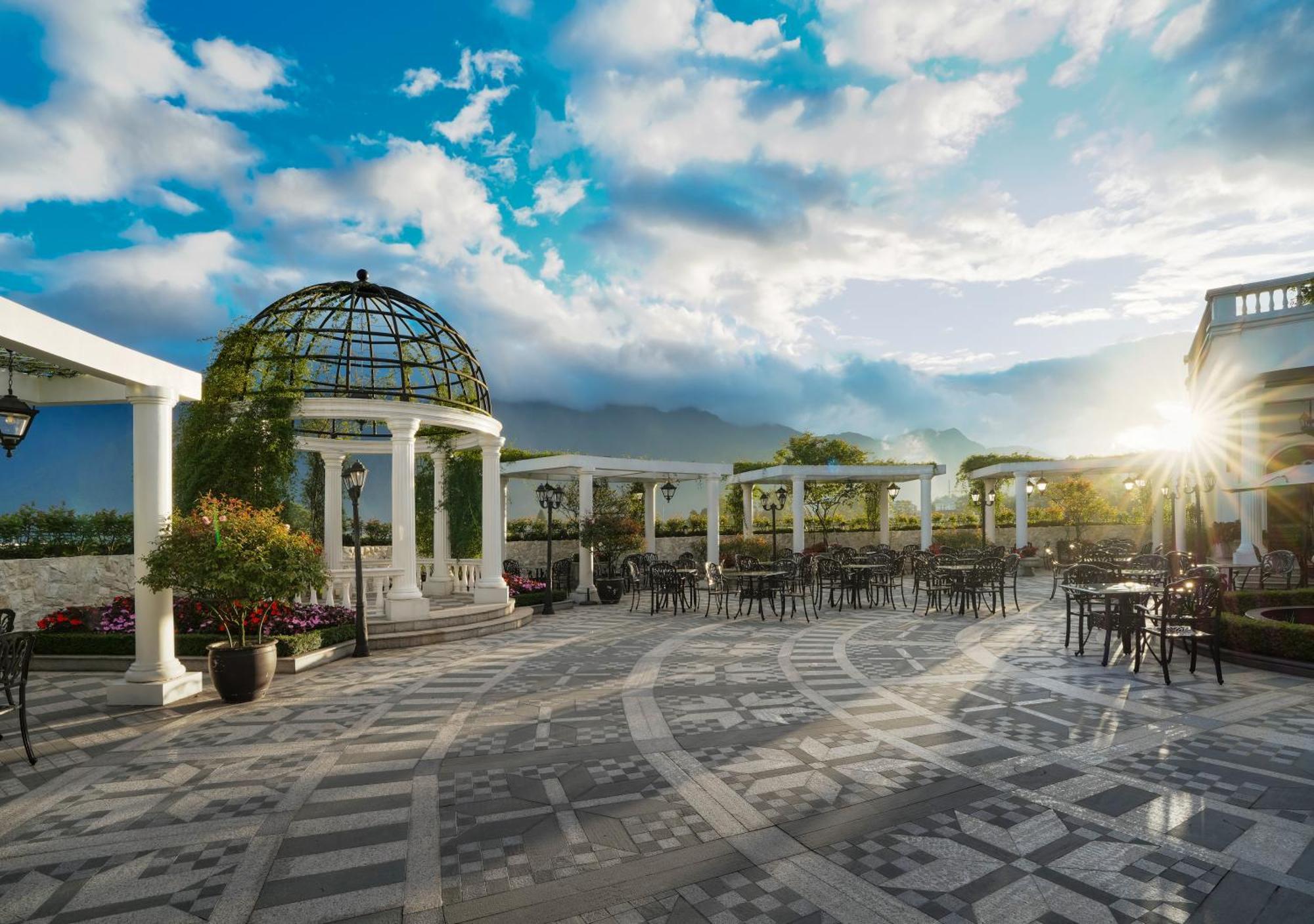 Silk Path Grand Sapa Resort & Spa Exteriör bild The Sky Garden
