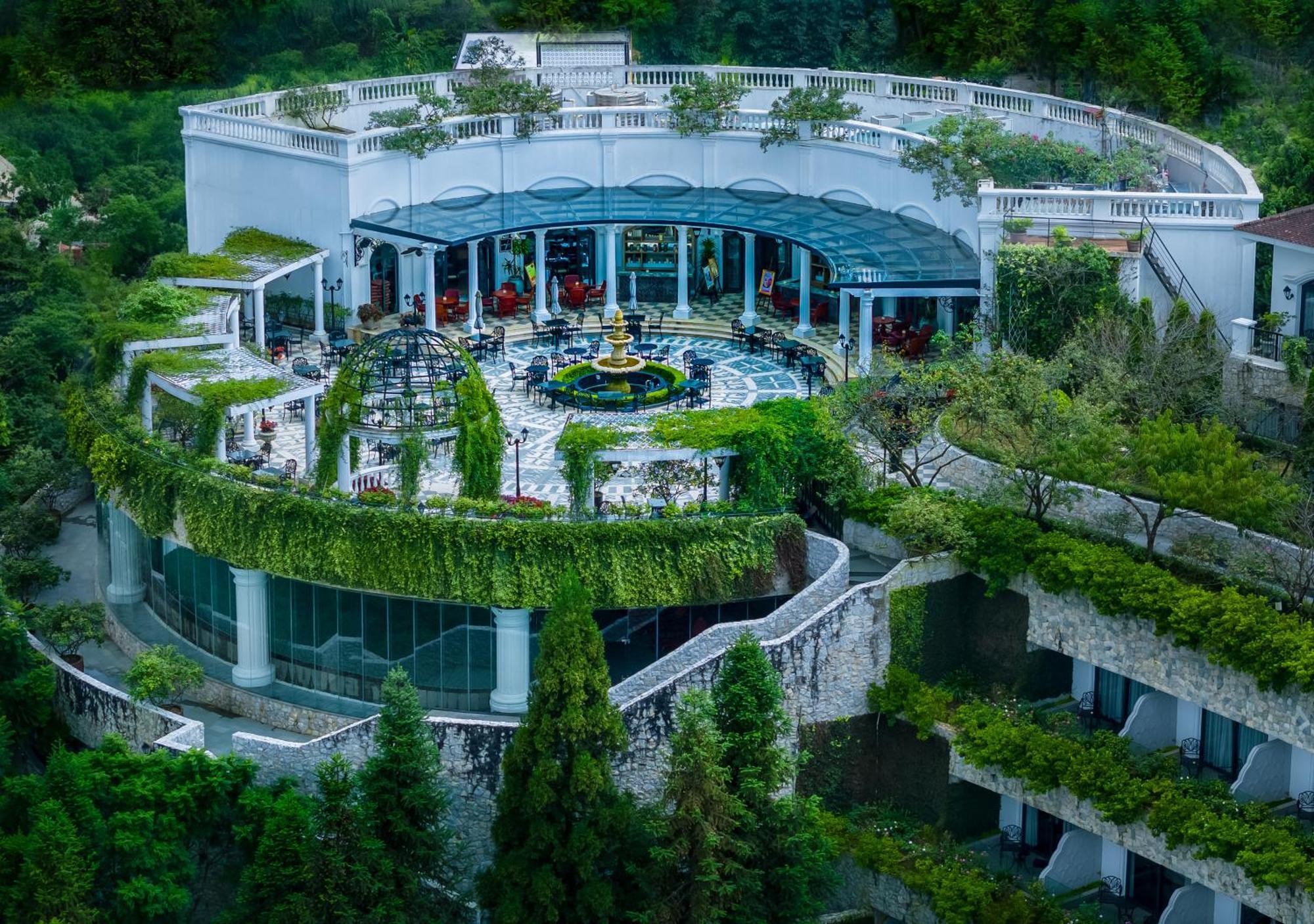 Silk Path Grand Sapa Resort & Spa Exteriör bild The InterContinental Danang Sun Peninsula Resort