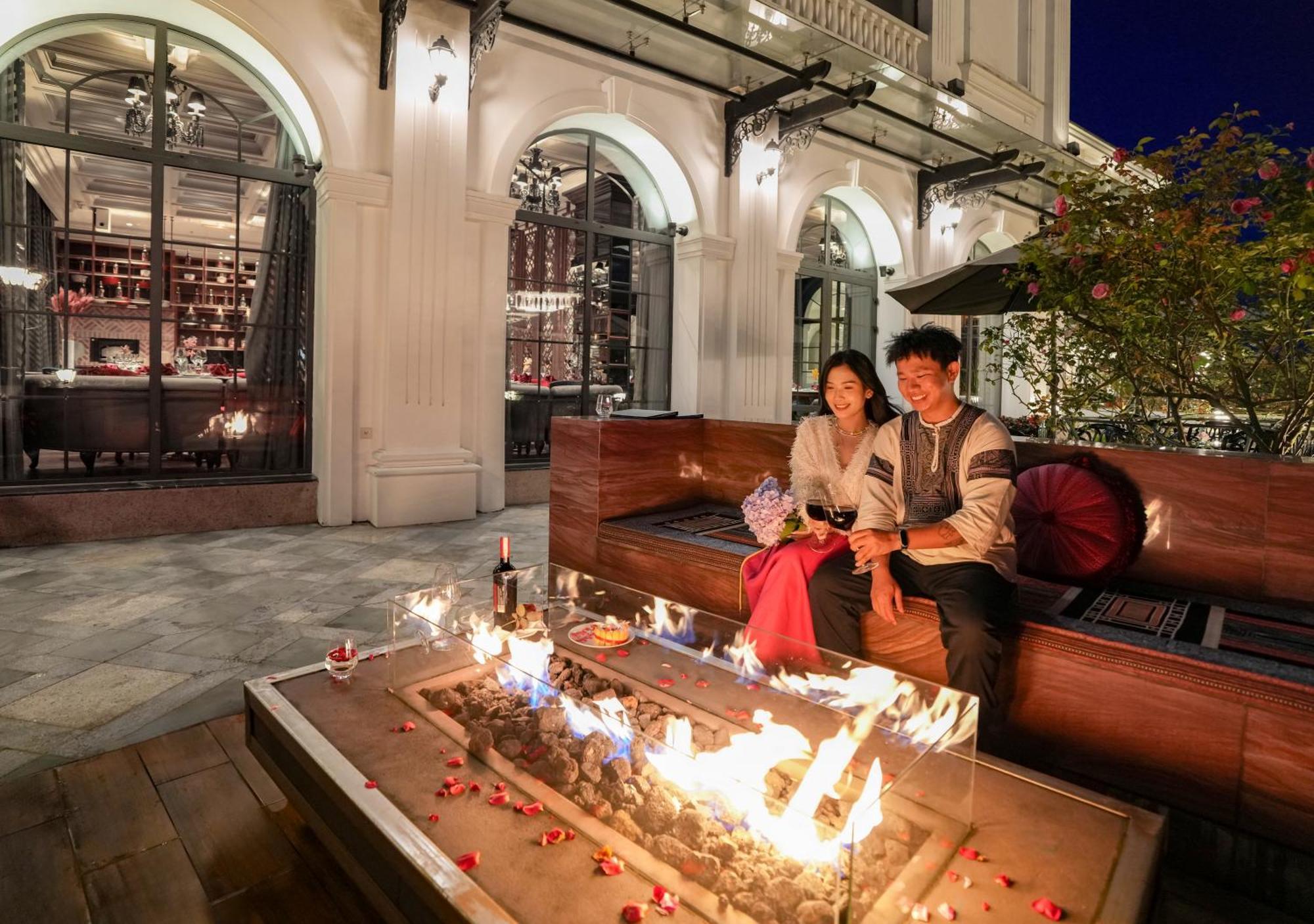 Silk Path Grand Sapa Resort & Spa Exteriör bild The outdoor fireplace at the hotel