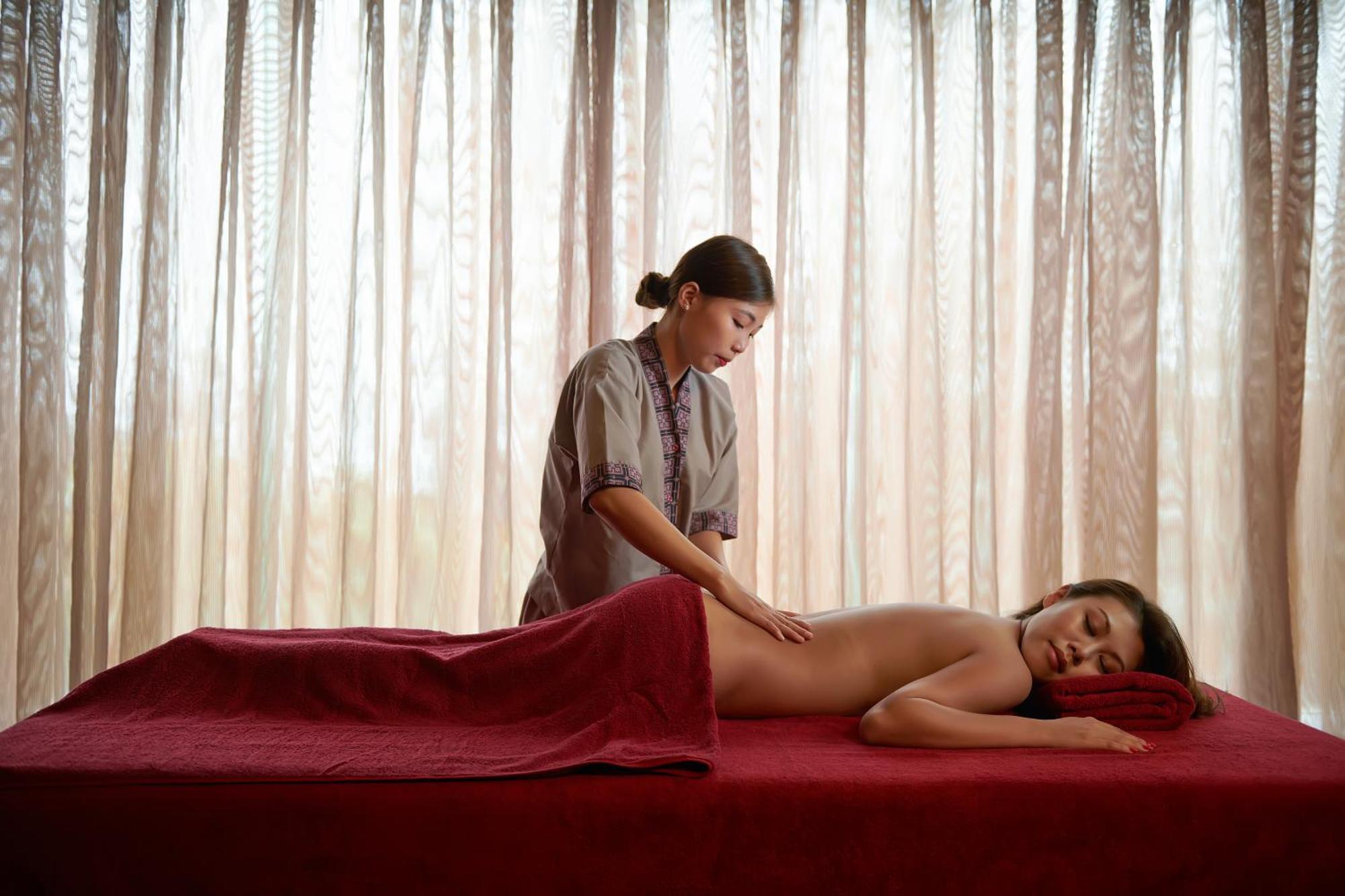 Silk Path Grand Sapa Resort & Spa Exteriör bild Thai massage
