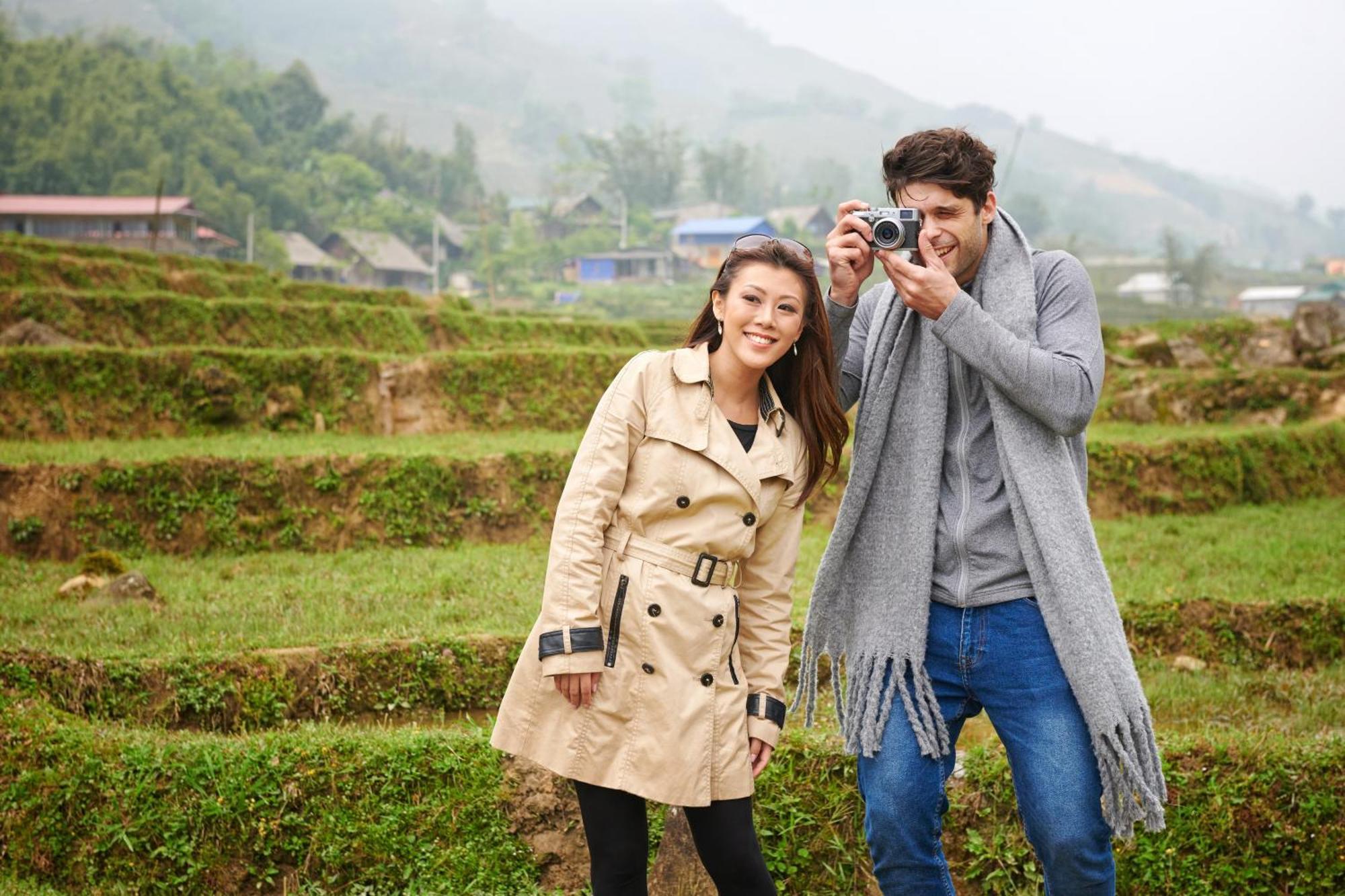 Silk Path Grand Sapa Resort & Spa Exteriör bild A couple taking a photo together