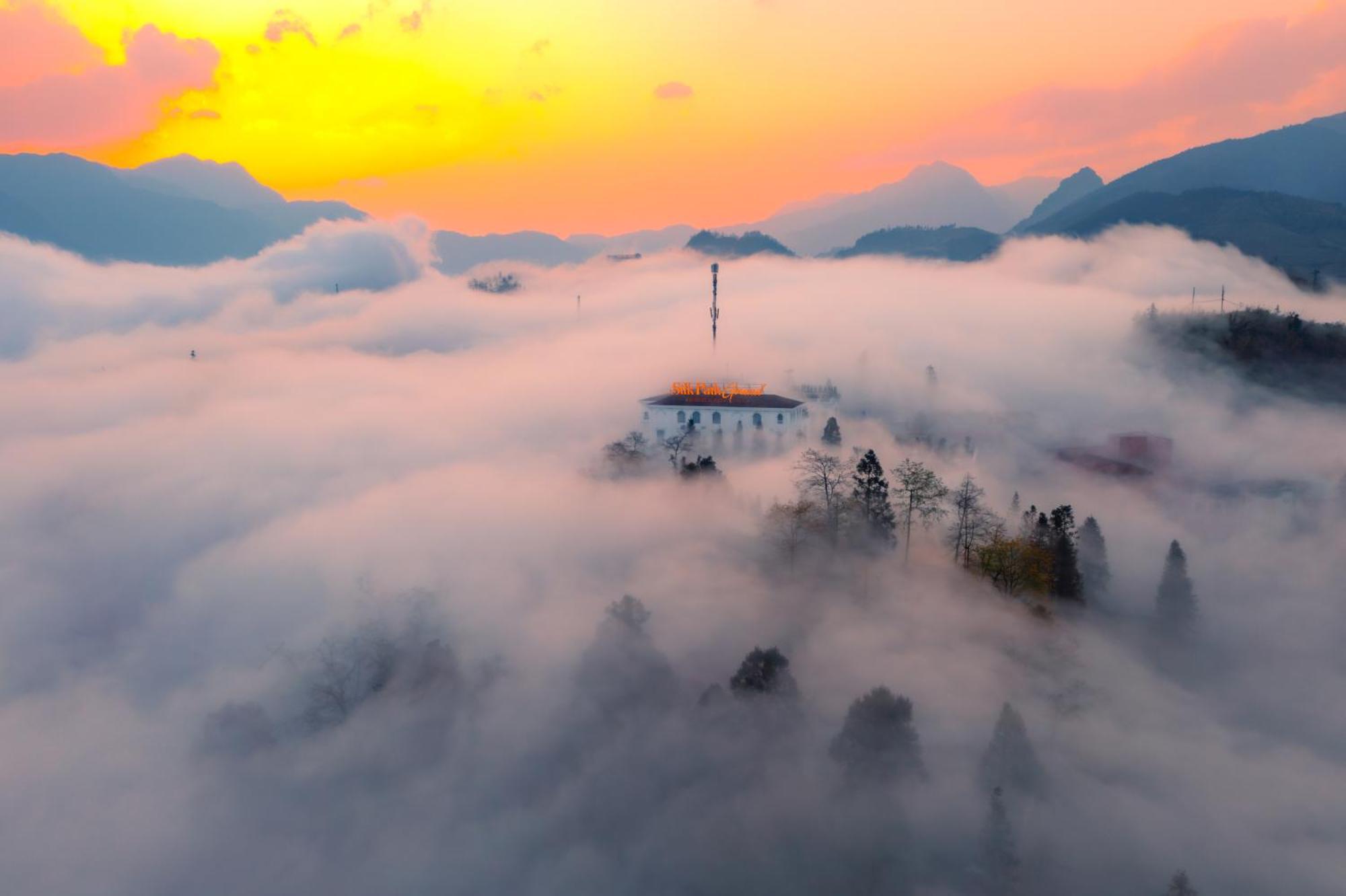 Silk Path Grand Sapa Resort & Spa Exteriör bild The summit of the mountain