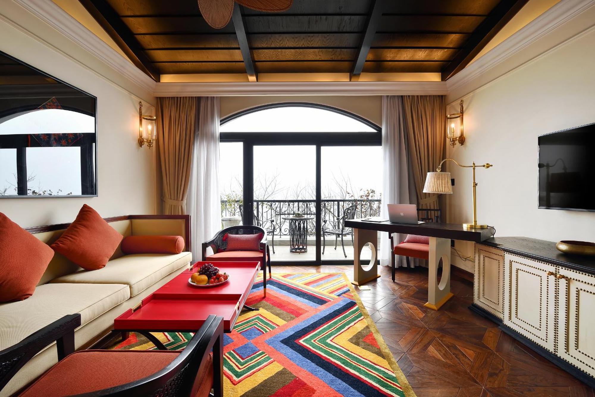 Silk Path Grand Sapa Resort & Spa Exteriör bild A suite at the hotel